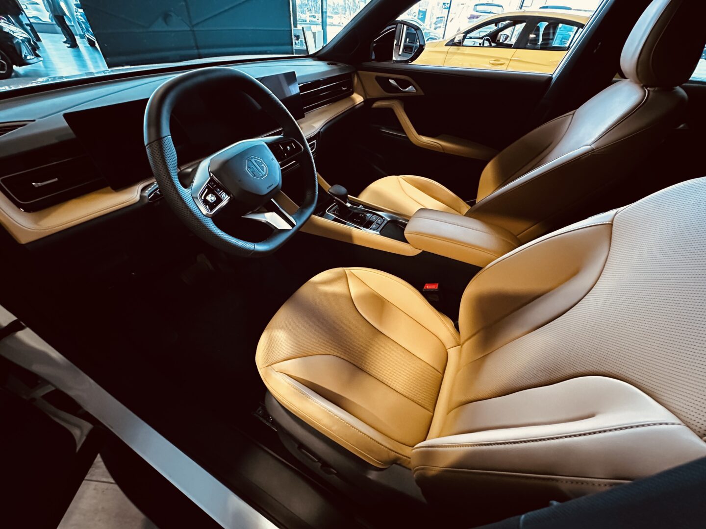
								Nowy MG EHS Exclusive 1.5T PHEV 272 KM full									