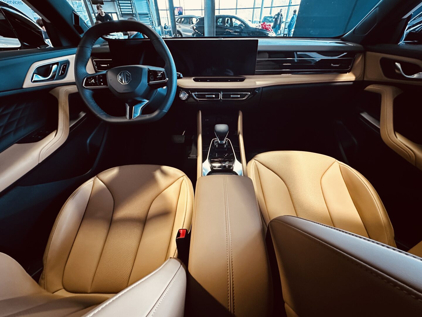 
								Nowy MG EHS Exclusive 1.5T PHEV 272 KM full									
