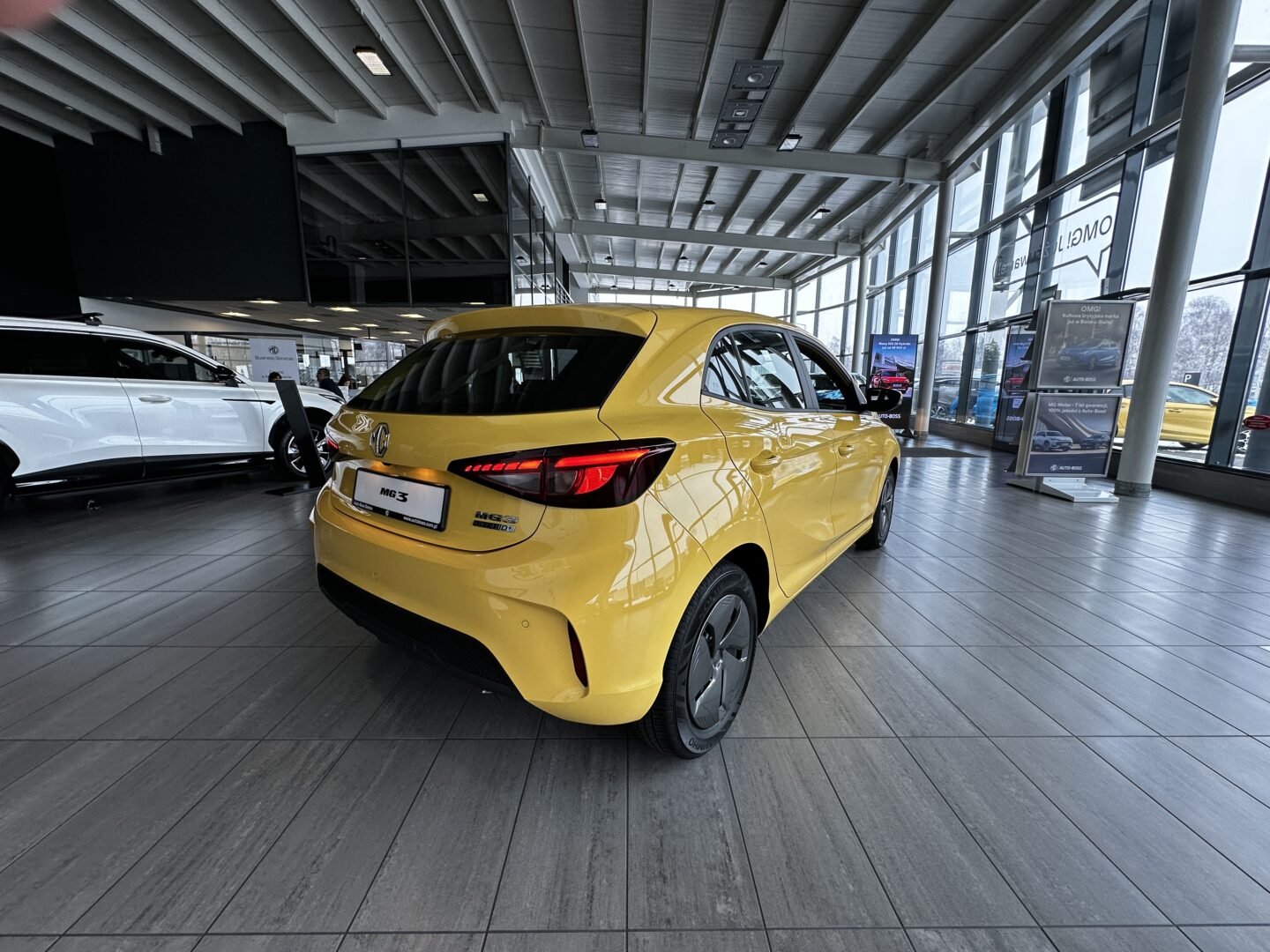 
								Nowy MG3 Standard 1.5 HEV+ 195KM full									
