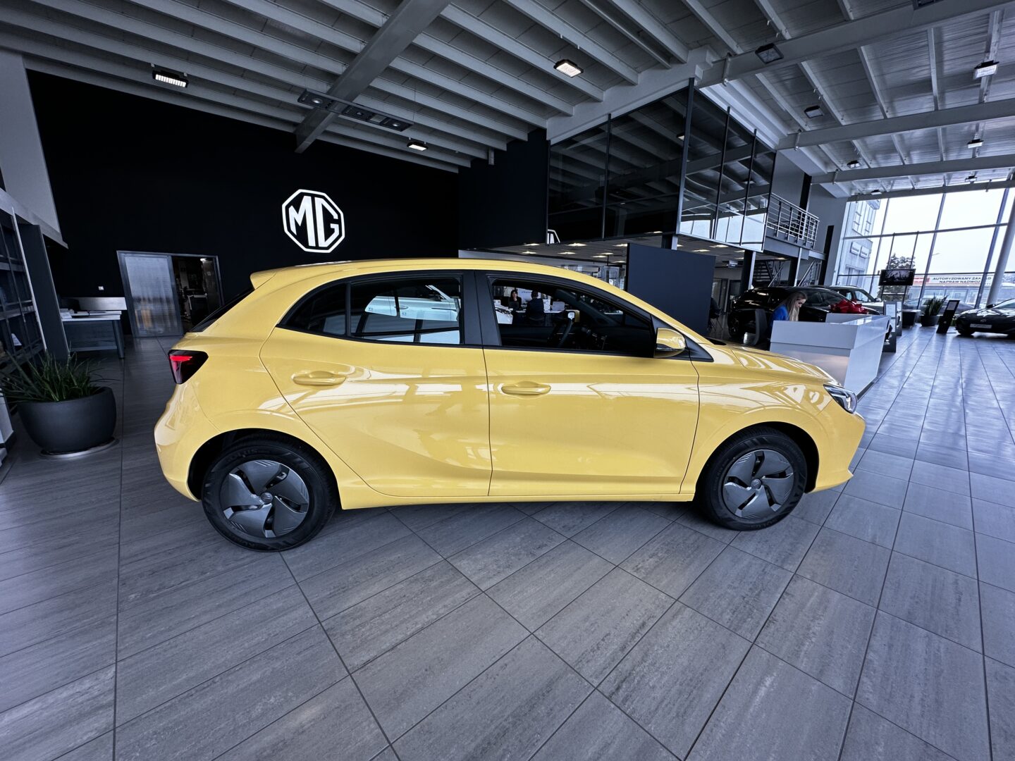 
								Nowy MG3 Standard 1.5 HEV+ 195KM full									