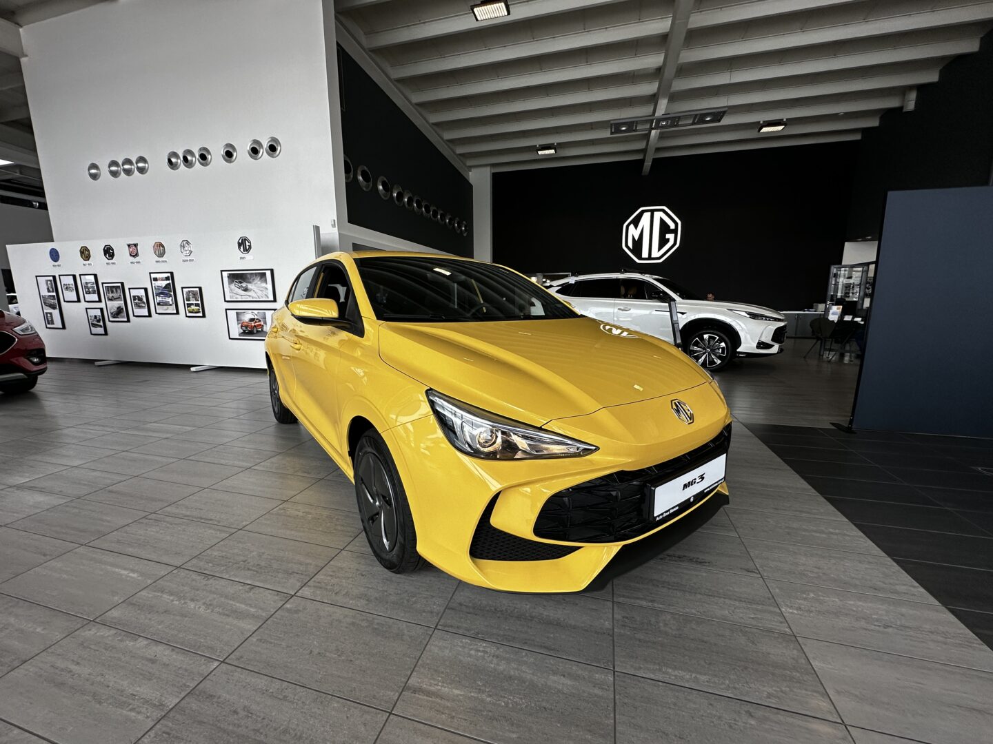
								Nowy MG3 Standard 1.5 HEV+ 195KM full									