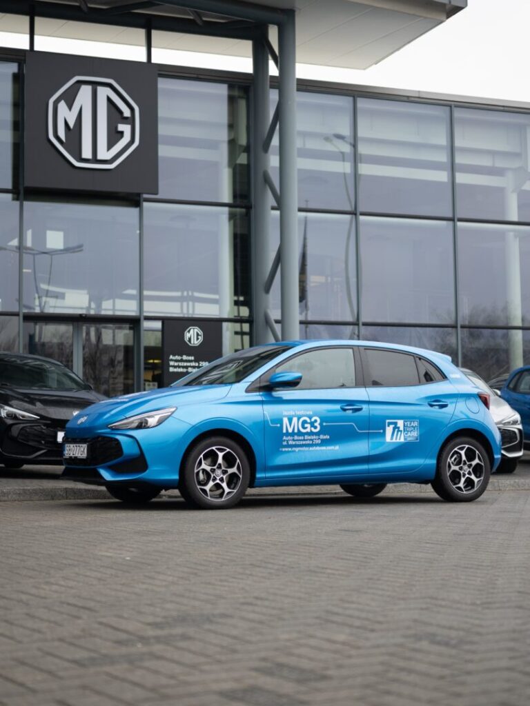 Niebieski model MG3 stoi zaparkowany przed salonem Auto-Boss