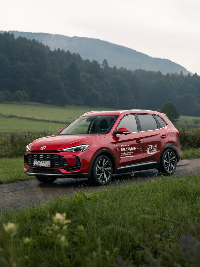 Samochód MG ZS stojący na drodze, na tle gór