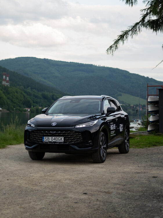 Samochód MG HS stojący nad jeziorem