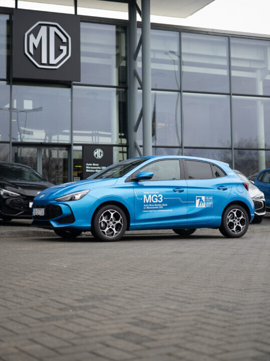 Samochód MG3 stojący przed salonem