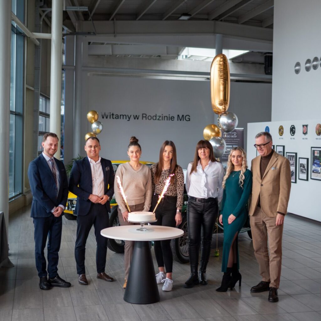 Zespół MG Auto-Boss podczas pierwszych urodzin salonu