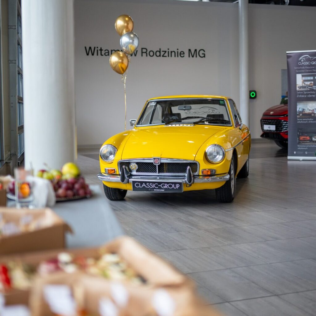 Model MGB GT w kolorze żółtym, stojący w salonie MG Auto-Boss