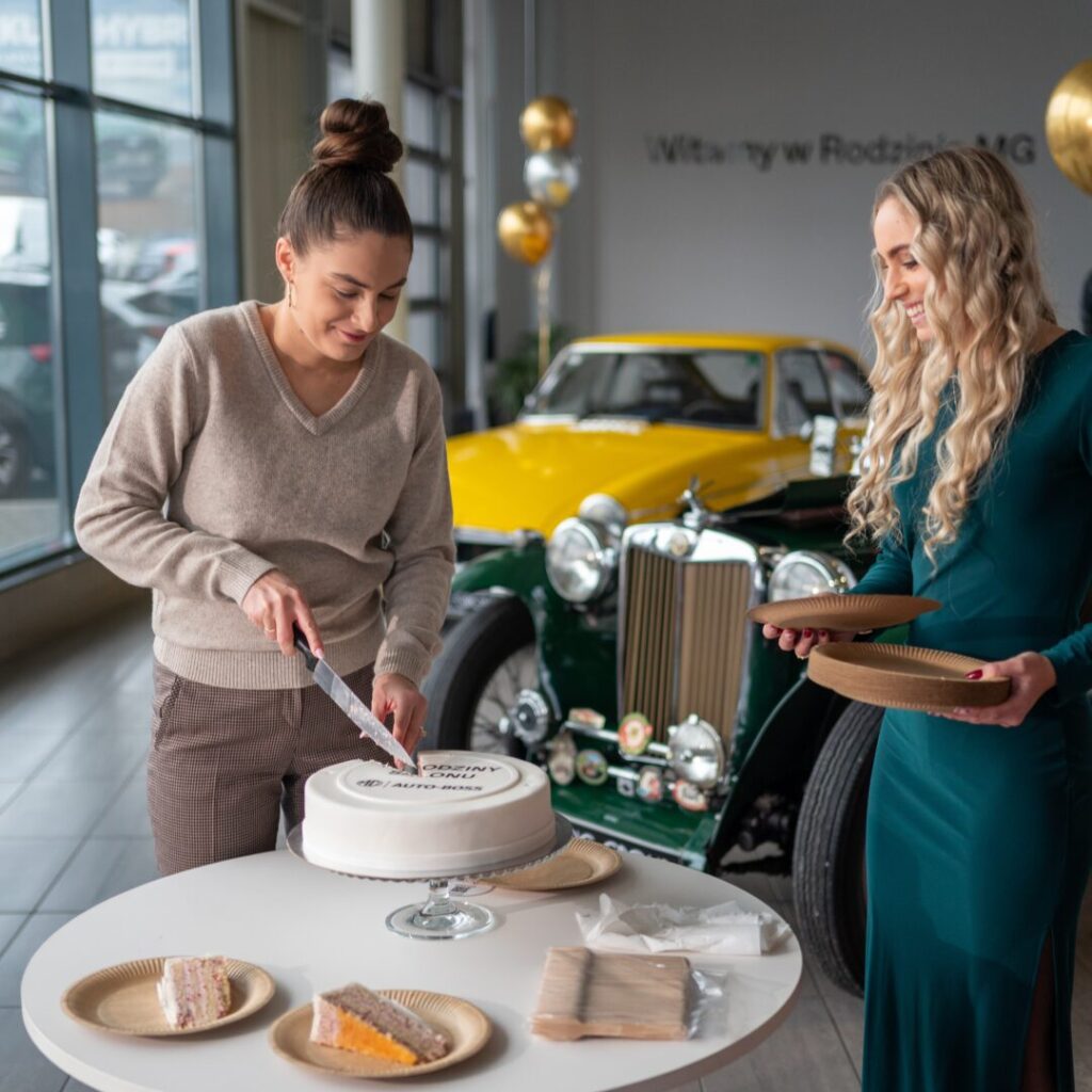 Krojenie tortu w salonie MG Auto-Boss podczas pierwszych urodzin salonu