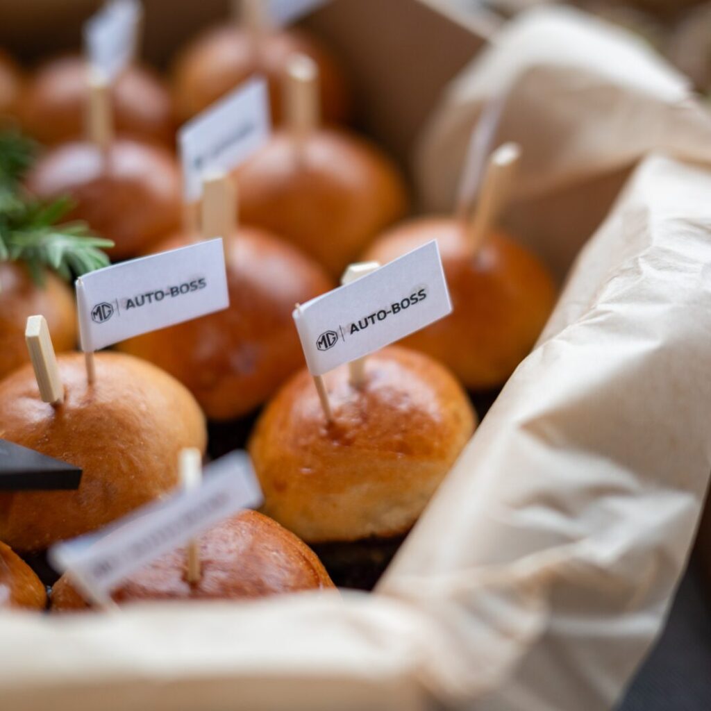 Poczęstunek z logo MG Auto-Boss w salonie, podczas pierwszych urodzin