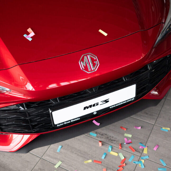 logo na samochodzie MG3 w urodzinowym konfetti