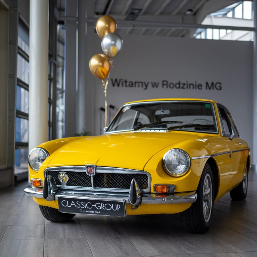 Model MGB GT z 1973 roku stojący w salonie MG Auto-Boss