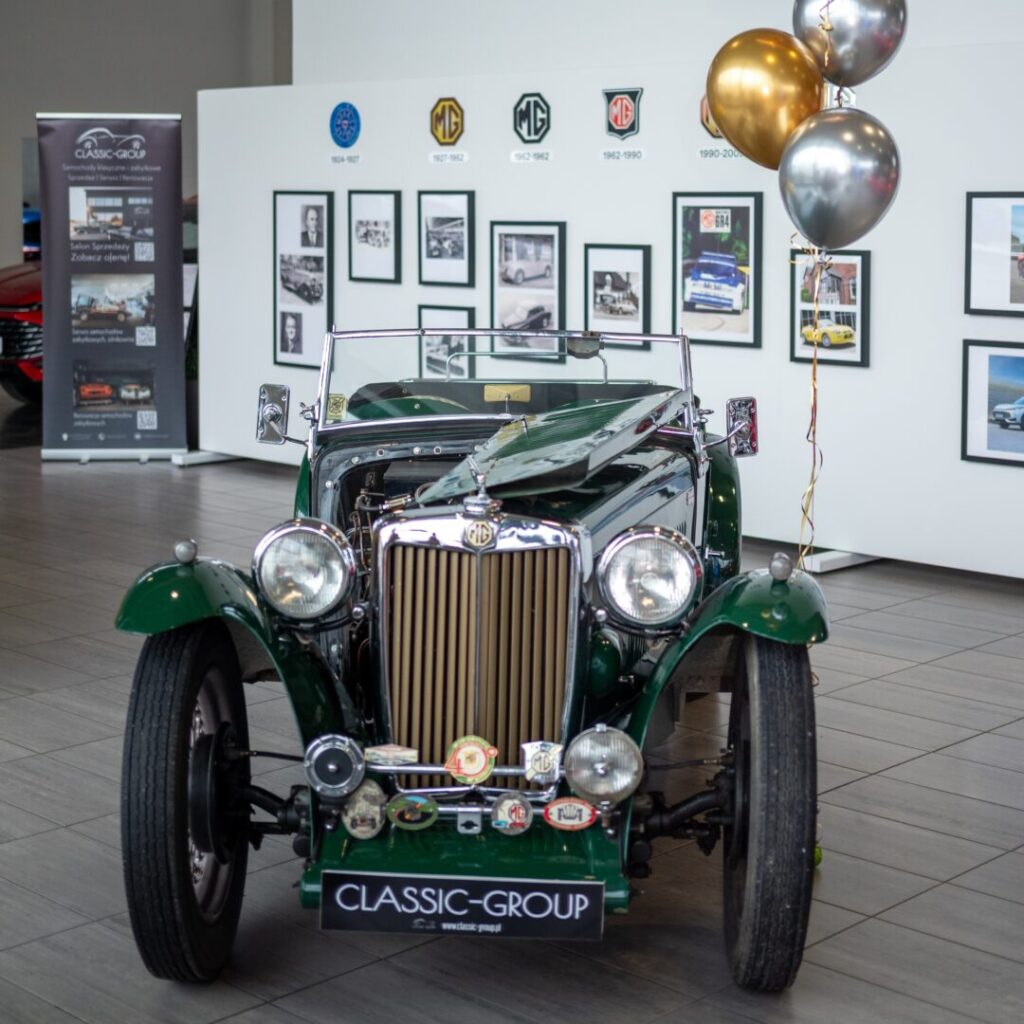 Model MG TB z 1939 roku, stojący w salonie MG Auto-Boss