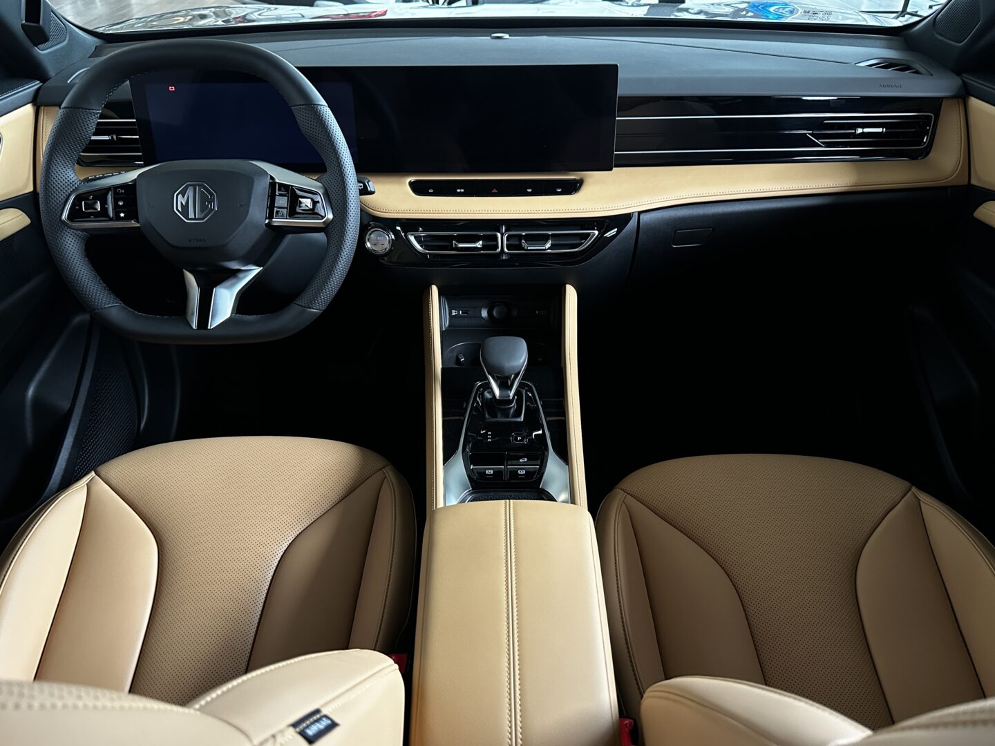 
								Nowy MG HS Exclusive Brown 1.5T ICE 170KM Czerwony full									