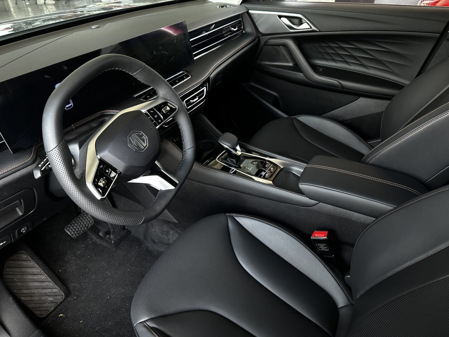 
								Nowy MG HS Exclusive Black 1.5T ICE 170KM Czerwony full									