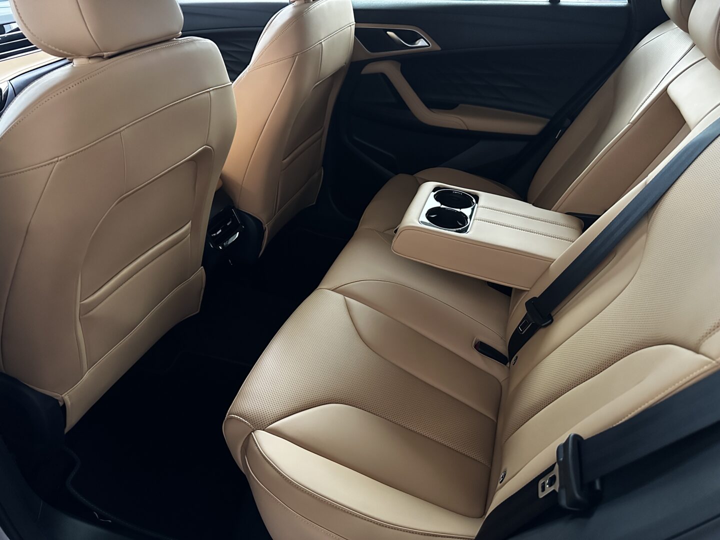 
								Nowy MG HS Hybrid+ Exclusive Brown 1.5T HEV 224KM Biały full									