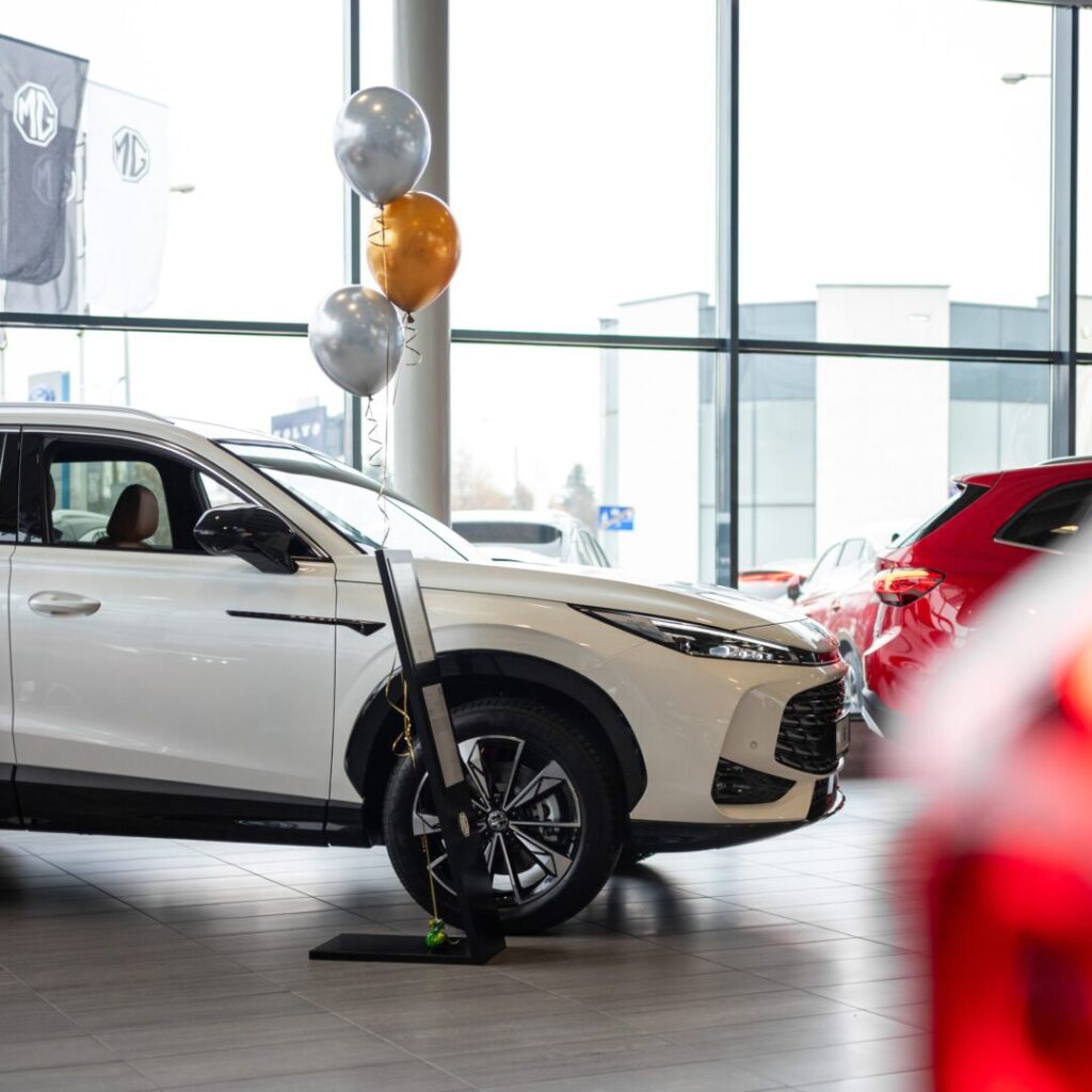 modele MG w salonie Auto-Boss z balonami
