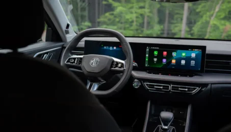 Wnętrze samochodu MG, cyfrowy kokpit kierowcy z ekranem multimedialnym i kierownicą MG