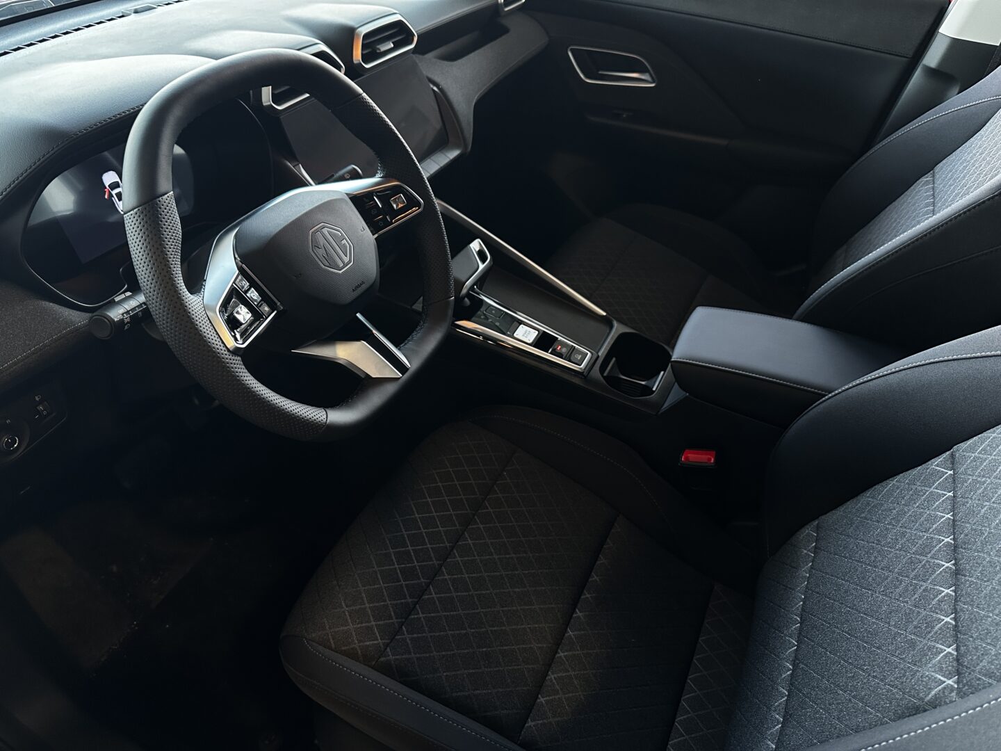 
								Nowy MG ZS Hybrid+ Excite 1.5 HEV 197KM Grafitowy full									