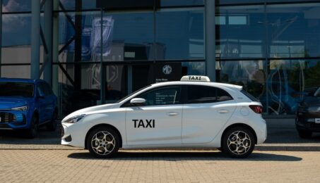 Samochód MG Taxi przed salonem