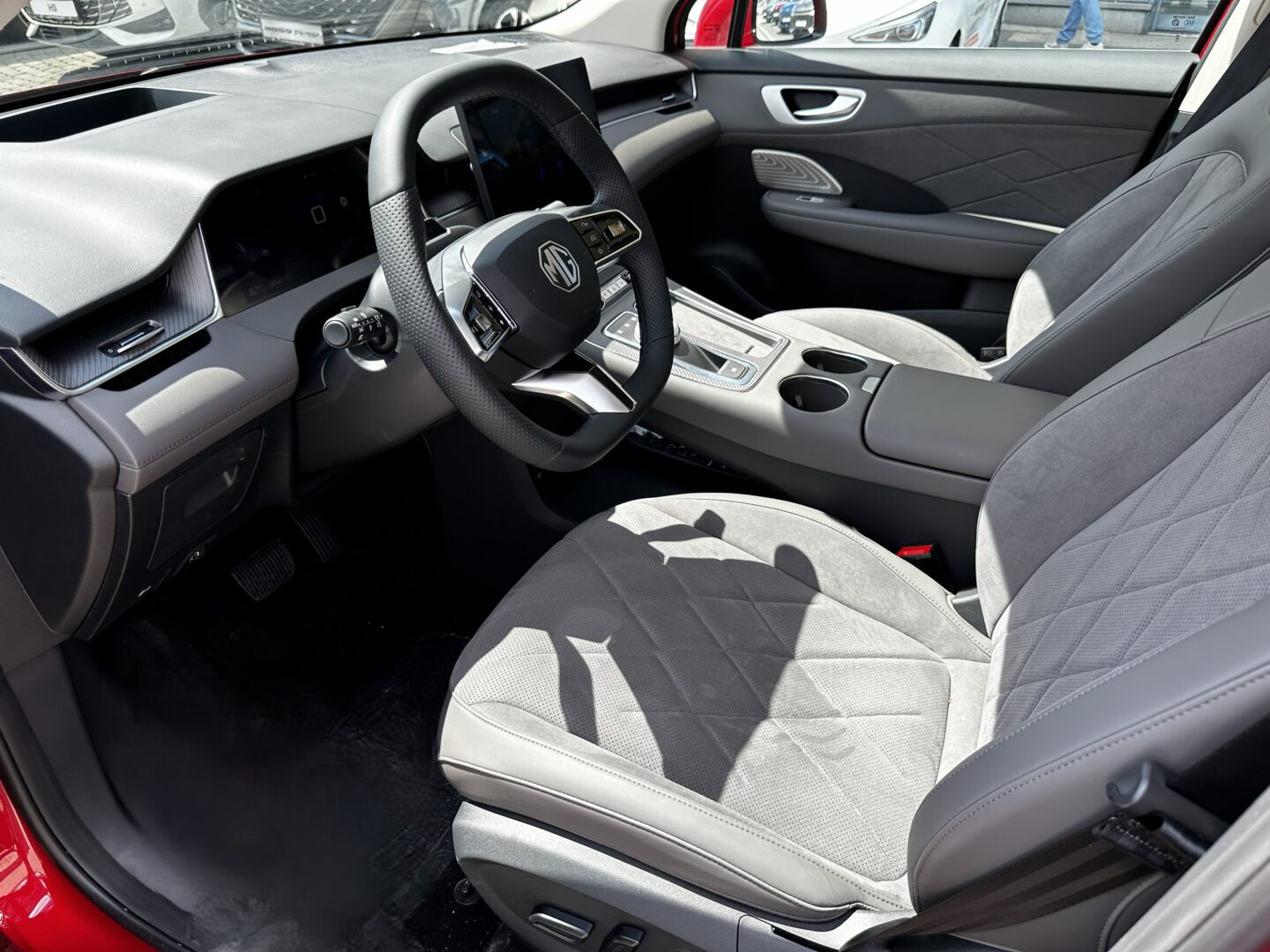 
								Nowy MGS6 EV Exclusive Gray AWD 77kWh 361KM Czerwony | Rocznik 2026 full									
