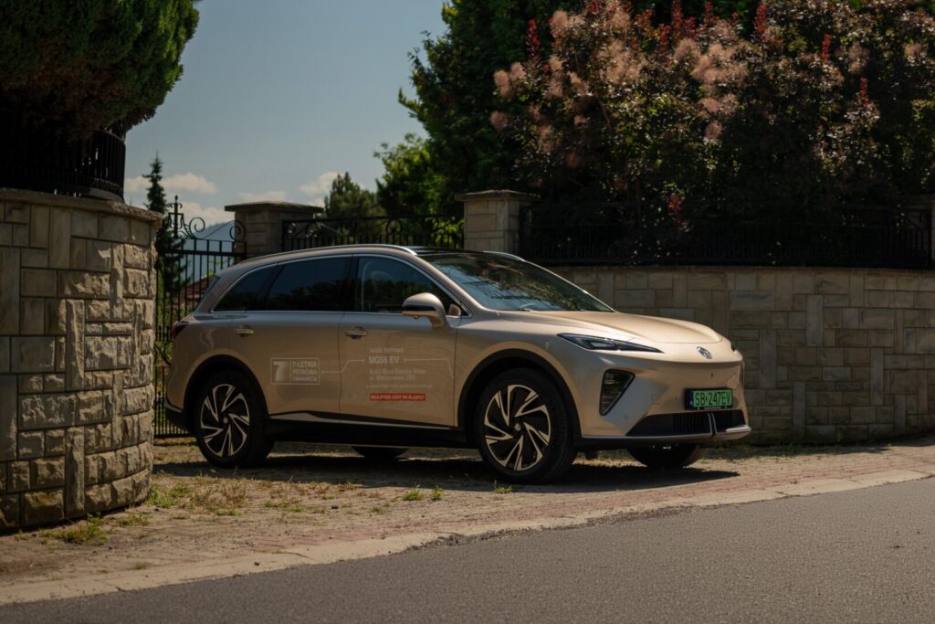 MGS6 EV zaparkowany przy kamiennym ogrodzeniu