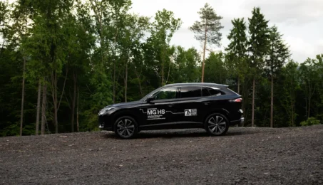 Czarny MG HS podczas jazdy testowej w MG Motor Auto-Boss