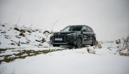 MG ZS Hybrid+ podczas jazdy w zimowych warunkach