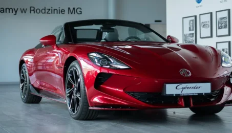 Czerwony MG Cyberster w salonie MG Motor Auto-Boss