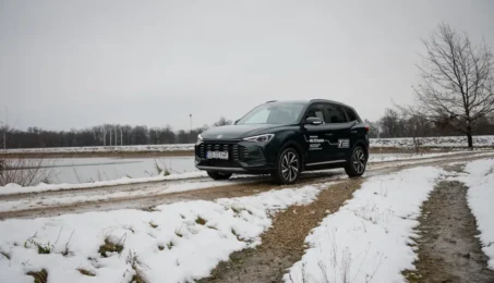 MG ZS Hybrid+ na zaśnieżonej drodze zimą