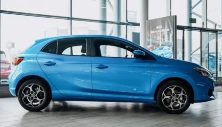 Niebieski MG3 w salonie MG Motor Auto-Boss