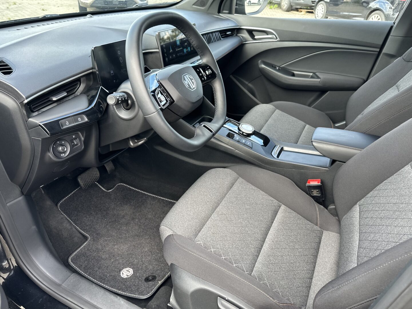 
								UŻYWANE MG3 Hybrid+ Excite 1.5L 194KM Czarny full									