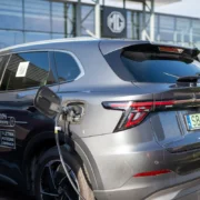 Pierwszy samochód elektryczny – co warto wiedzieć przed zakupem?